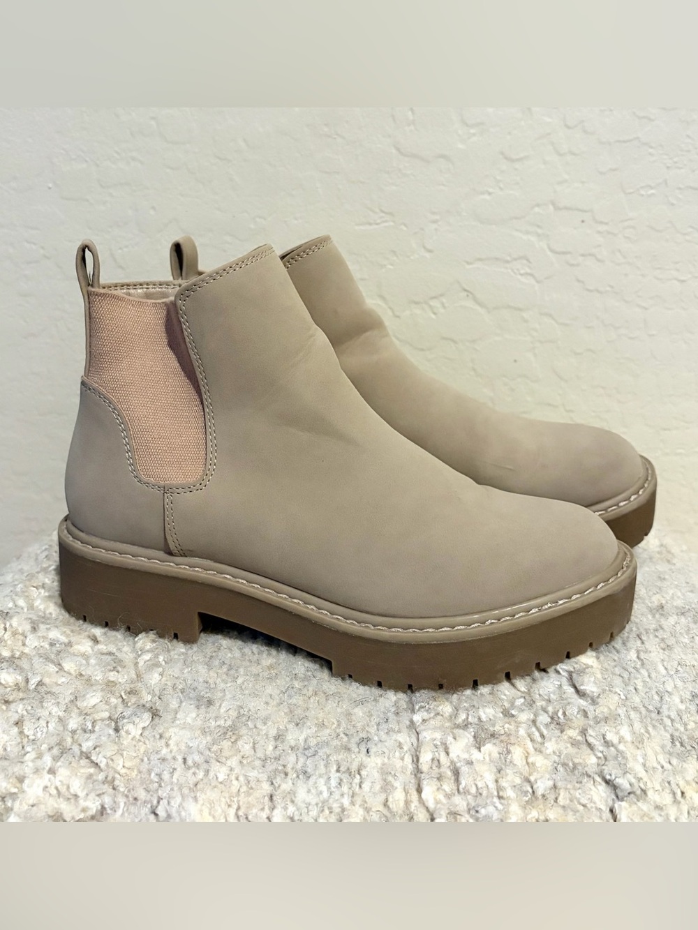 Time and Tru Taupe Chelsea Lug Sole Ankle Boots Women’s Size 7